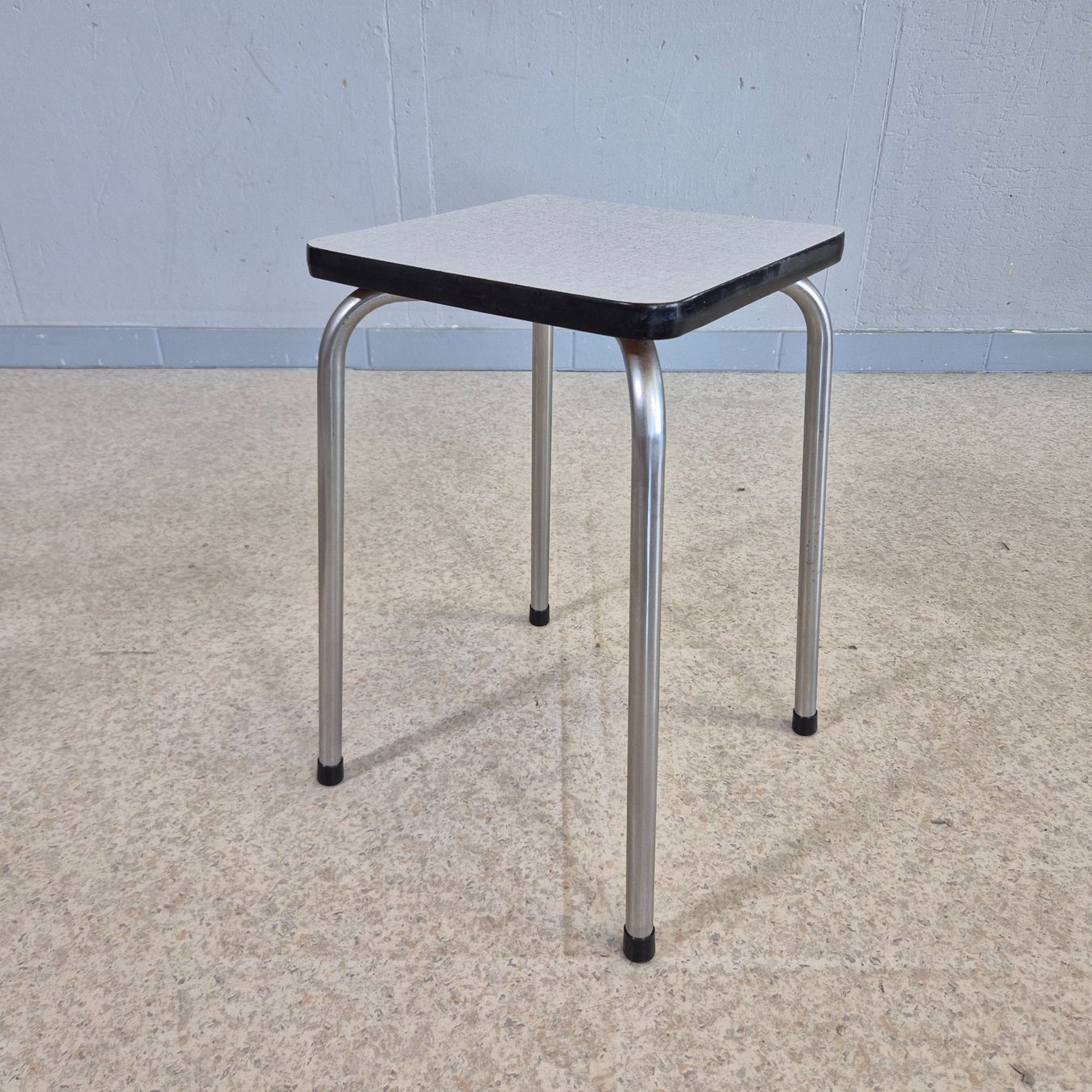 Sgabelli: Kelco Hocker Höcker Küchenhocker Tabouret grau – Usato da Nottwil venduto da Wondewa-Shop