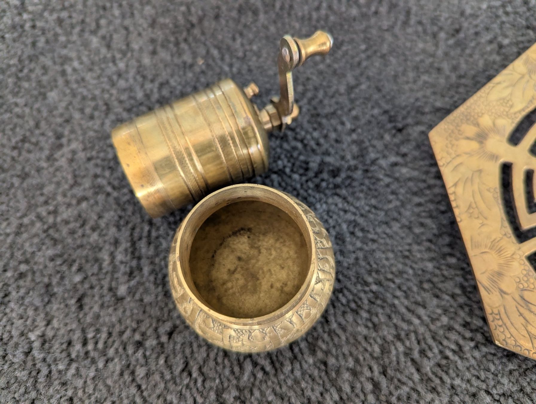 Set di piatti: Vintage Messing Set - Untersetzer, Mühle und Behälter – Usato da Ormalingen venduto da marithias23 5