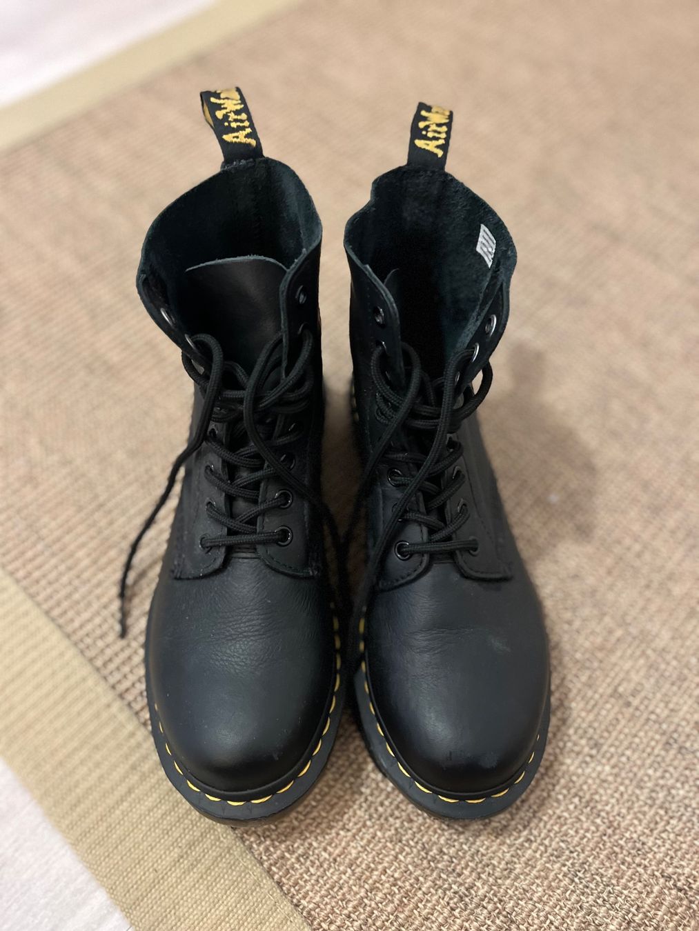 Dr. Martens Damenschuhe: Dr. Martens Original 1460 – Gebraucht aus Zug von ani_k2yf 1