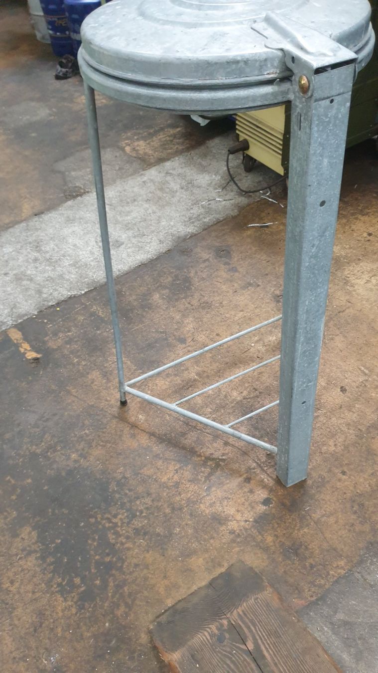 Sonstige Dekorationen & Accessoires: Kerichtsackhalter – Gebraucht aus Müllheim Dorf von Linus18 2