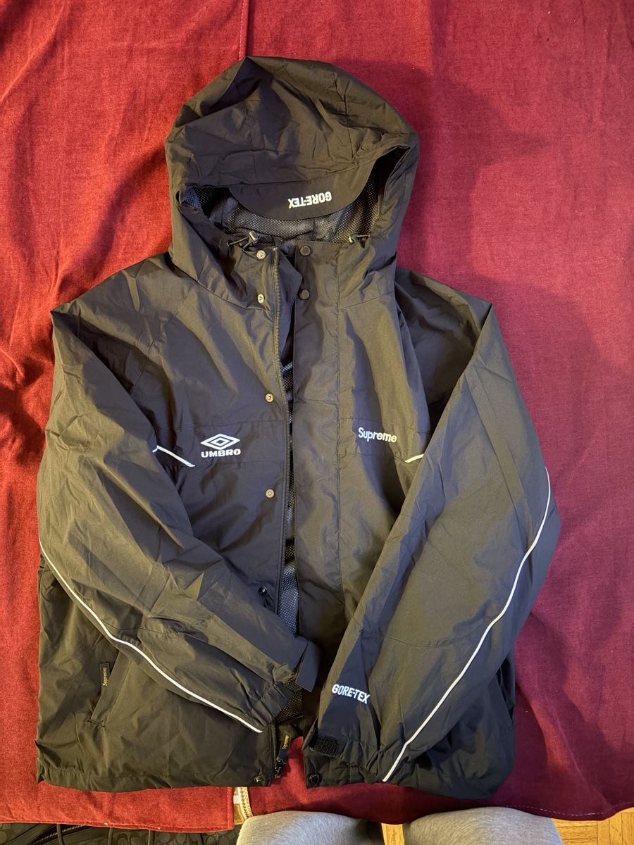 Supreme Vestes: Supreme x Umbro Gore-Tex Jacket Black Size Medium – Neuf (Voir description) à Lausanne par doa_nc5v