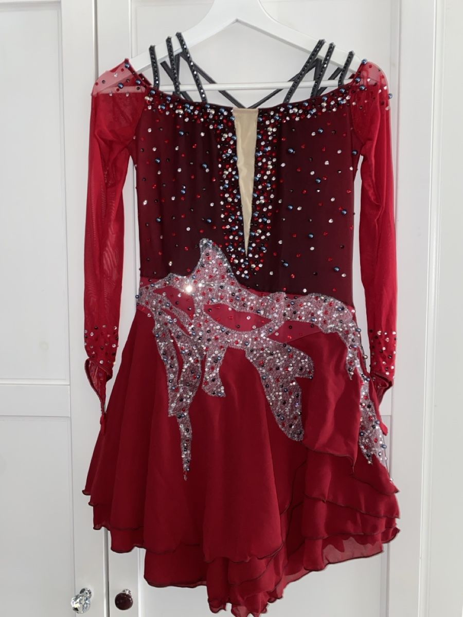 Robes: Rotes Eiskunstlaufkleid, Grösse M, Nie Gebraucht – Neuf avec emballage d'origine à Rheinfelden par lan_dzr7 3