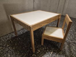 Kindertisch mit zwei Stühlen Holz weiss