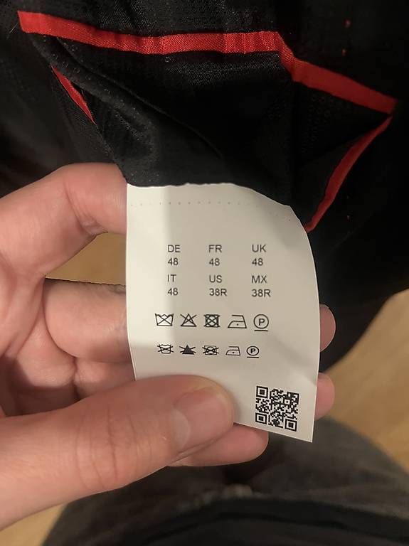 Hugo Boss Completi: Hugo Boss Anzug 2 teilig – Usato da Bern venduto da BrunnerLivio 2