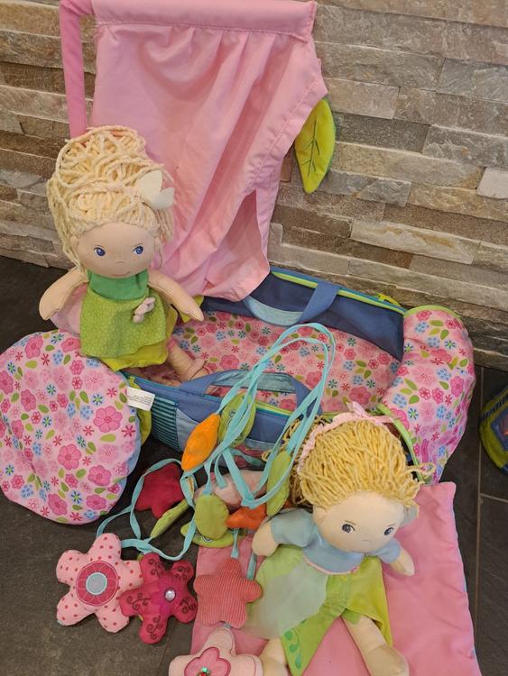  Haba 5 Puppen, Bett, Kleider, Schuhe, Blumengirlande (Gebraucht) in Bildidee 