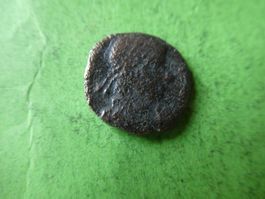 uralte Bronzemünze Kopf nach rechts    17 mm     2.18 g