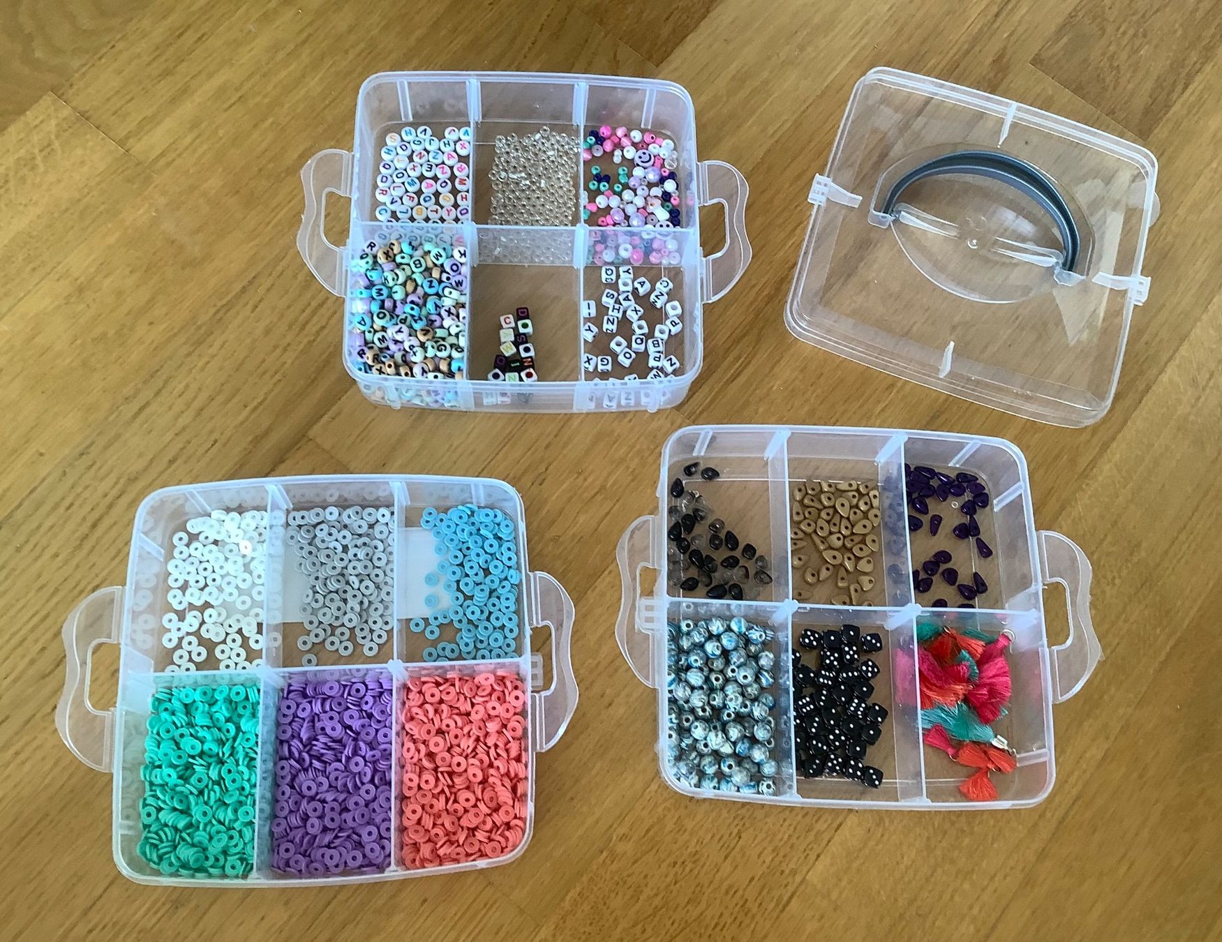 Kit bricolage: Perlen Set in Aufbewahrungsbox – Usato da Adliswil venduto da Urspirit