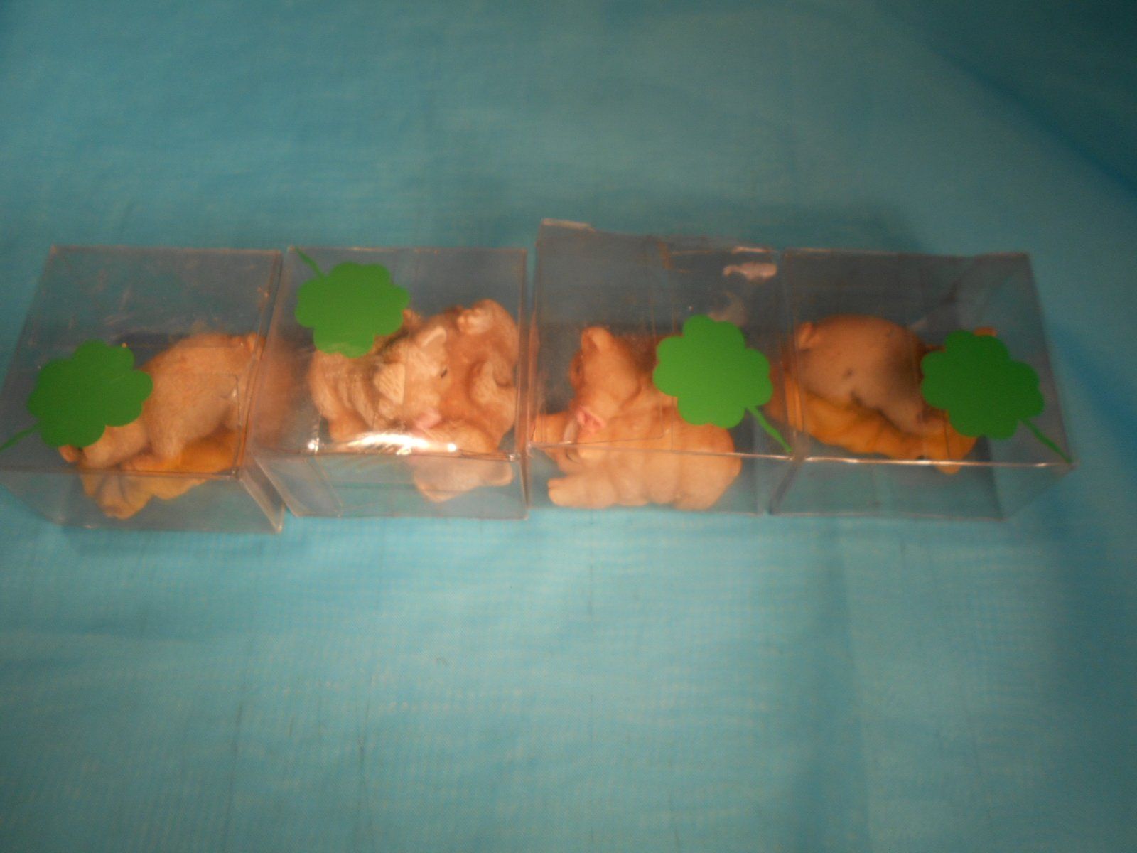 Statuette: 4 Geschenkpackungen mit Glücksschweinchen und Kleeblatt – Nuovo e nell'imballaggio originale da Bellach venduto da JingleCherry 1