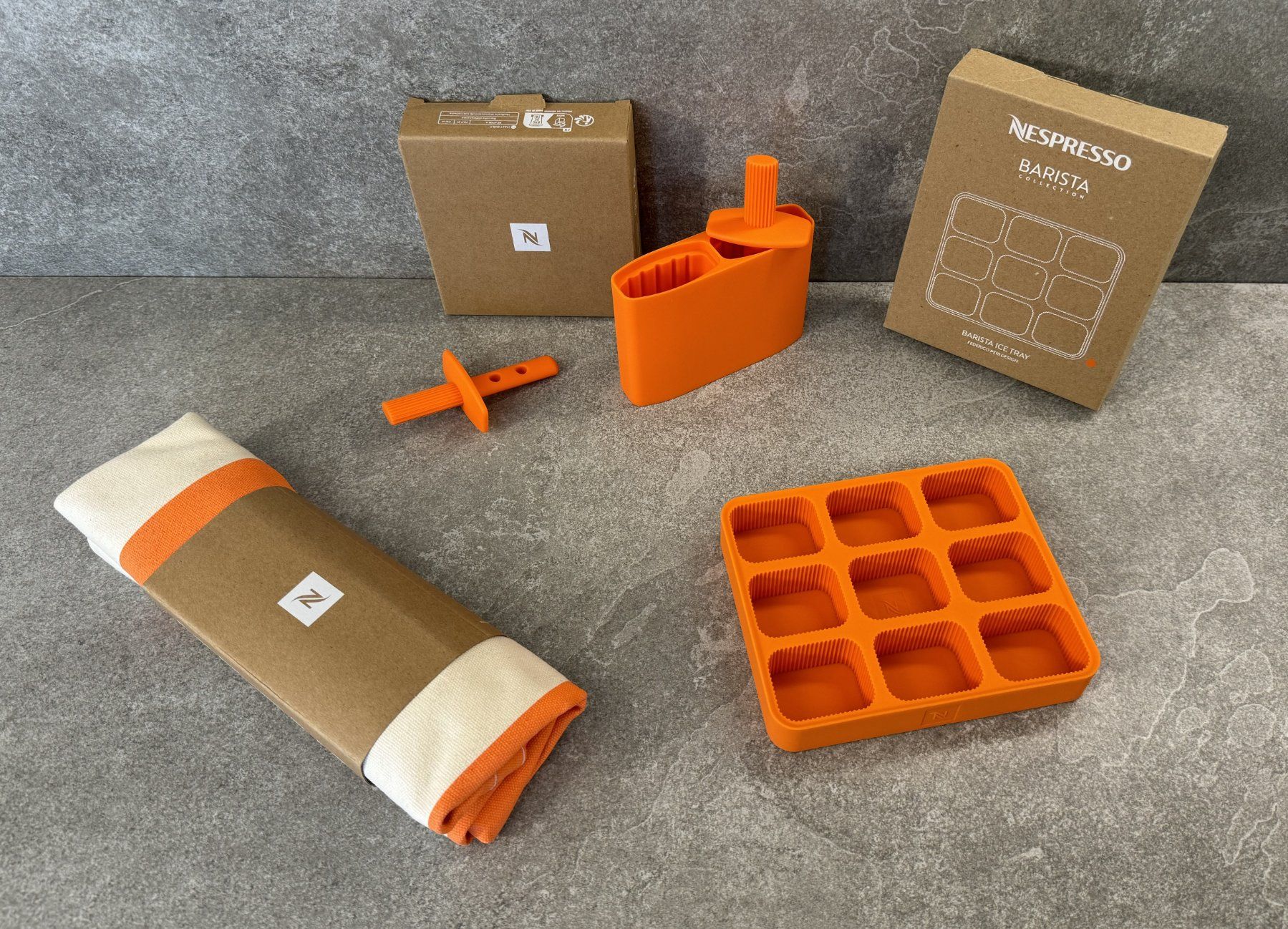 Teglie da forno: NESPRESSO Set: Clacé-Form + Eiswürfel-Form + Tasche ... – Nuovo e nell'imballaggio originale da Chur venduto da Papageibarsch77 2