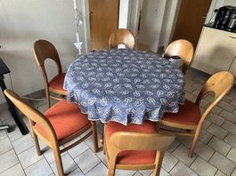 Esszimmertisch mit 8 Stühlen 