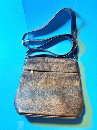 Hochwertige BREE Leder-Umhängetasche / Crossover Bag – Schwa