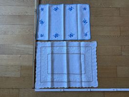 2 Tischsets bestickt/mit Lochstickerei, antik