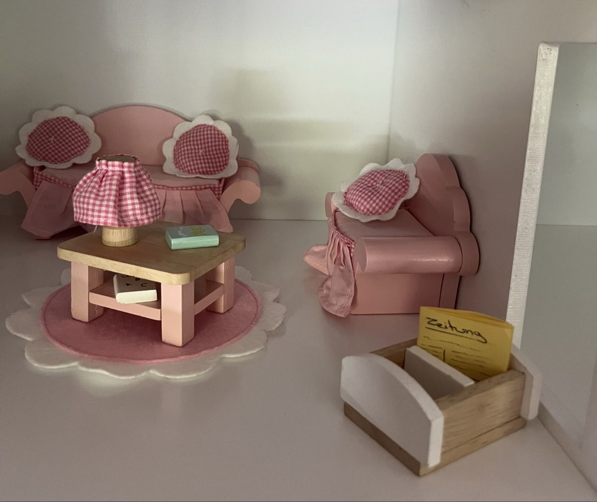 Case e mobili per bambole: Puppenstuben Wohnzimmer Möbel-Set rosa – Usato da Arboldswil venduto da Sonnenelfe 2