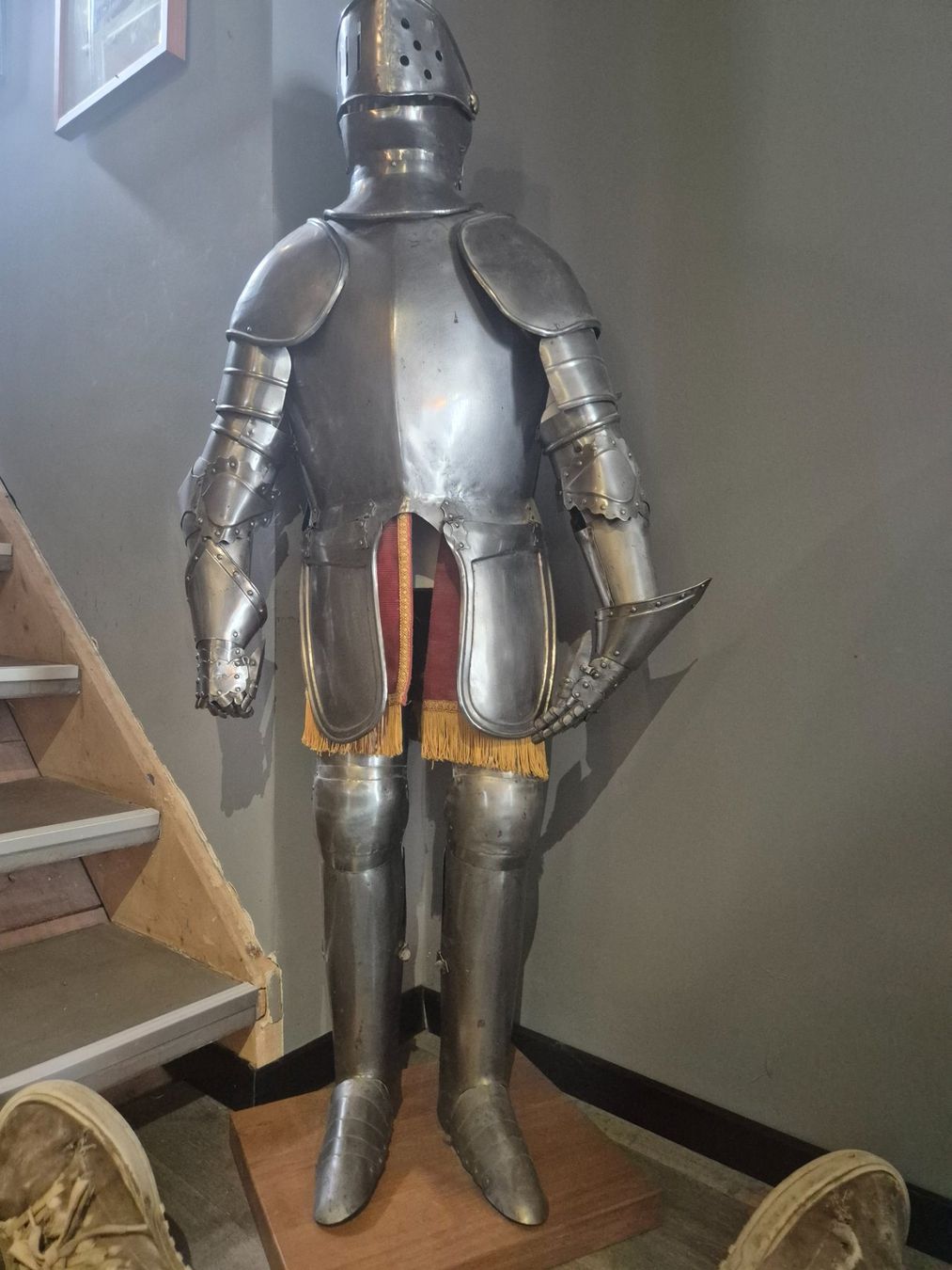 Tutte le decorazioni: Exceptionnelle Armure de jeune Prince médiéval – Usato da Morgins venduto da pmd_px9d