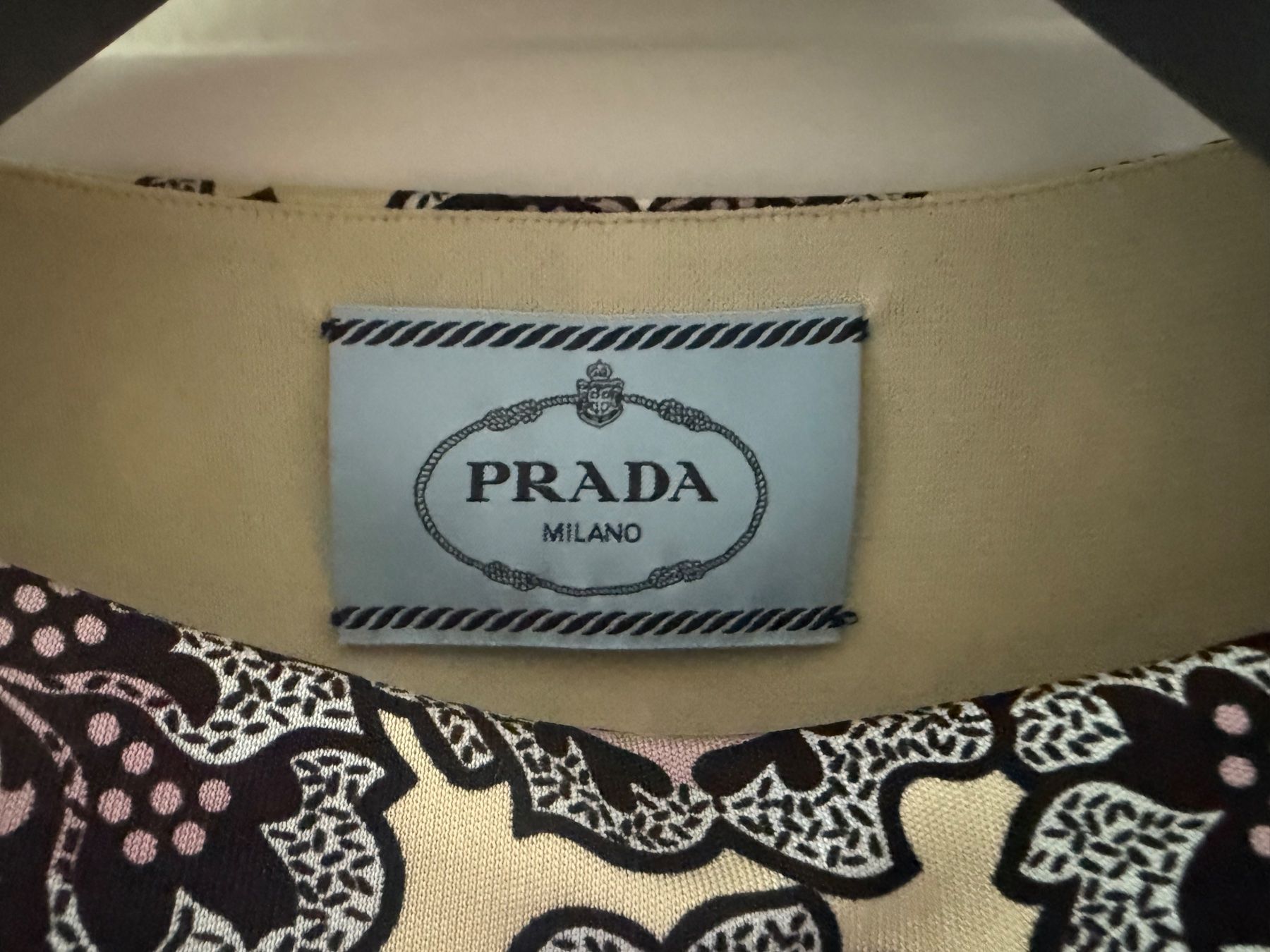 Prada Vestiti: Unbenutztes Prada Minikleid, Grösse 38, Blumenmuster – Nuovo (secondo la descrizione) da Horgen venduto da tsp_qr5b 1