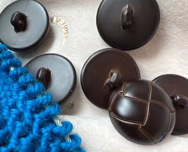 Bottoni: Runde Retro Knöpfe Kunstleder 25 mm - Boutons ronds retro – Nuovo e nell'imballaggio originale da Lausanne venduto da novastoris 1