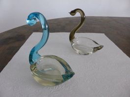 Ein Paar Schwäne aus Glas
