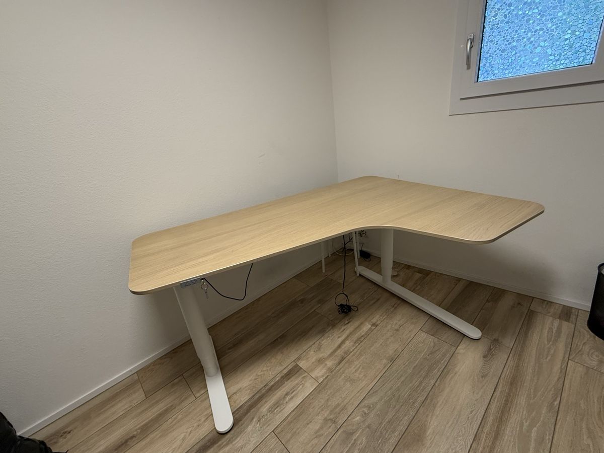 Scrivanie: Bekant (Ikea) höhenverstellbar  – Usato da Liestal venduto da Mike_V