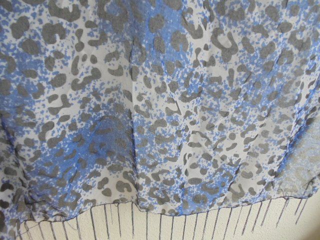 Foulards, Tücher & Schals: Foulard 98 x 98 cm, Leoprint NEU – Neu (gemäss Beschreibung) aus Hinwil von Glasperlen 1