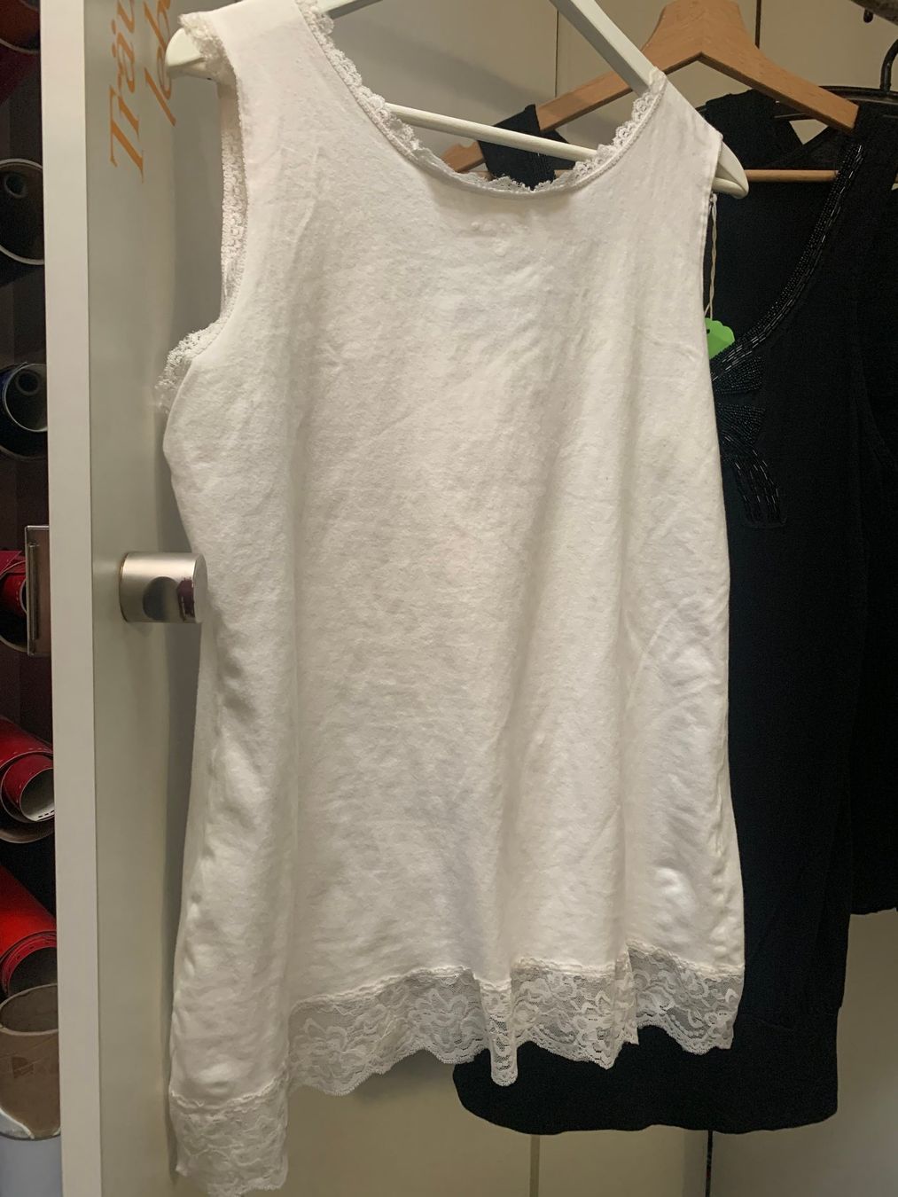 Top: weisses Tanktop mit Spitze, XL – Usato da St. Gallen venduto da Miousch