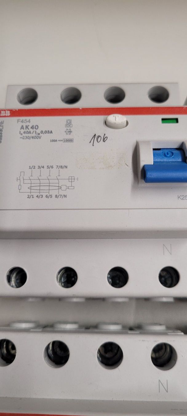 ABB Interruttori: 4 Polige FI 40 u. 25 A 30mA – Usato da Adlikon b.Regensdf venduto da fatbob50 4