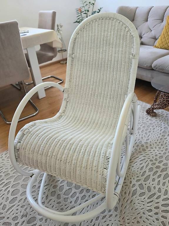 Stühle: Eleganter Schaukelstuhl in Weiss – Gebraucht aus Riehen von tan_m7qk