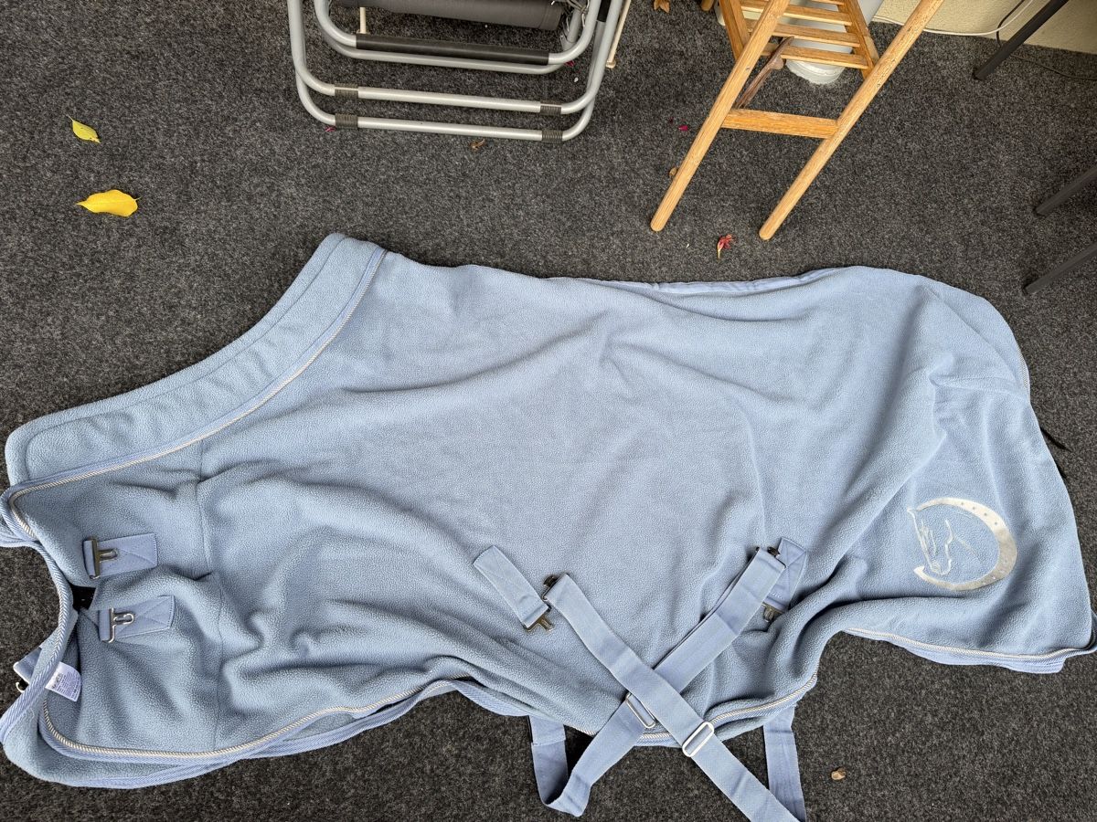 Couvertures: Pferdedecke hellblau Fleece  – D'occasion à basel par kevinbasel92 5
