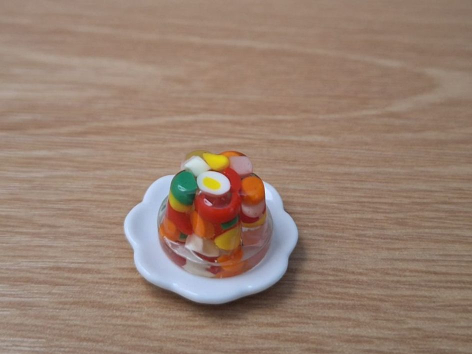 Case e mobili per bambole: Handmade Sülze auf Keramik Teller – Nuovo (secondo la descrizione) da Zürich venduto da HandmadeTinyFood 3