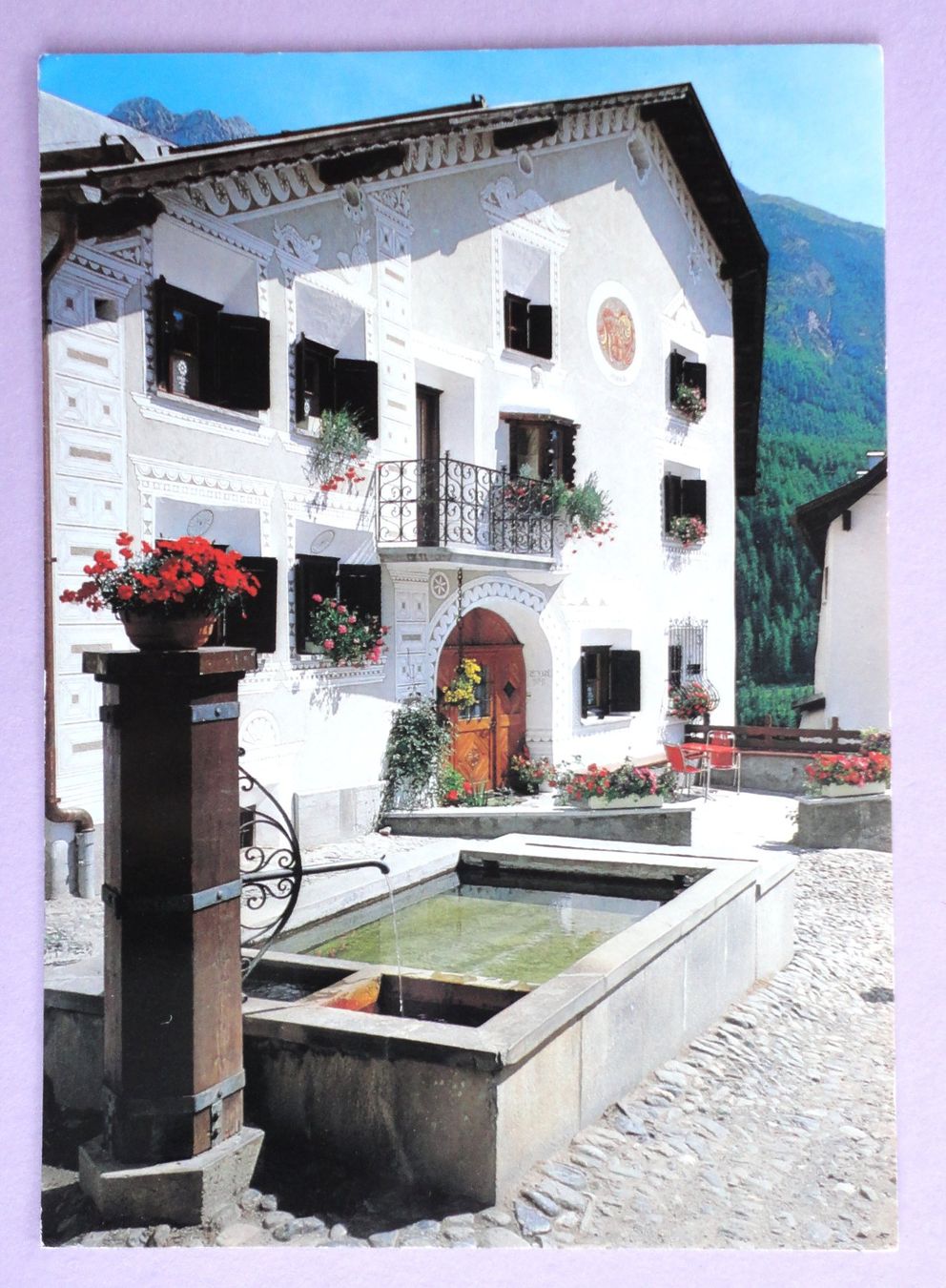 Scuol Der Dorfbrunnen führt Mineralwasser der Vi Quelle Kaufen auf