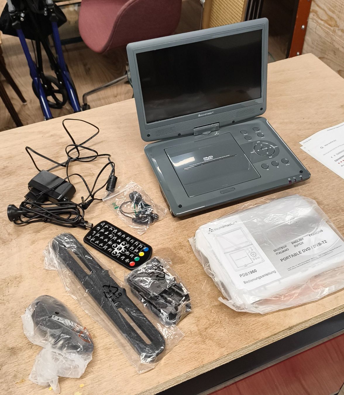 Lettore multimediale portatile: Soundmaster Tragbarer DVD Player PDB1960 – Usato da Basel venduto da bk_brockibasel