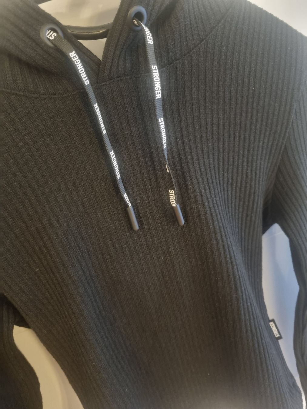Maglioni & Felpe: Schwarzer Kapuzenpullover von Stronger, Grösse S – Nuovo (secondo la descrizione) da Thalwil venduto da Tigerlily1992 1