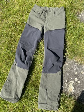 Haglöfs Junior Wanderhose Gr. 152 Olive/schwarz
