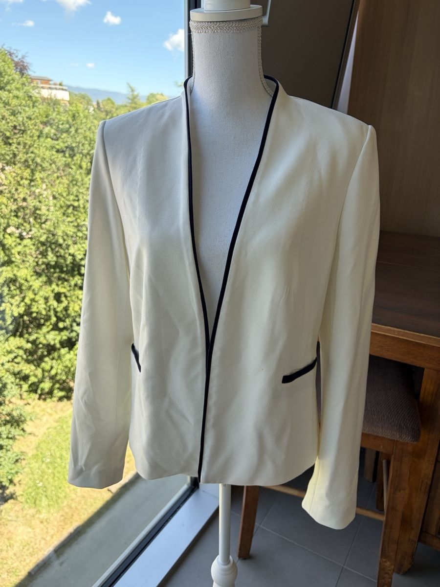 Giacche: Elegant Stretch White Jacket with Navy Trim  – Usato da Nyon venduto da Deb_D39