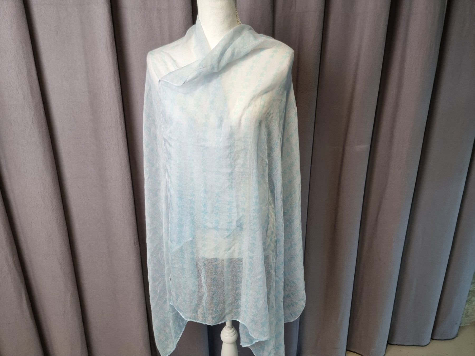 Foulards & écharpes: Hellblauer Schal – D'occasion à Urtenen-Schönbühl par Restwert_Schoenbuehl 3