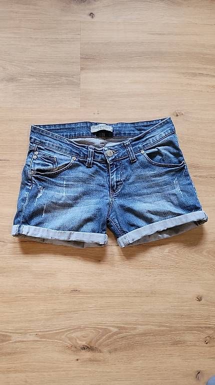 C&A Jeans: Clockhouse Jeans Shorts Grösse 36 – Usato da Gutenswil venduto da schmidii