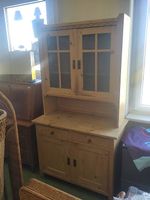 Holzbuffet mit Vitrine
