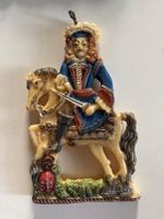 Farbige Wachsfigur eines Edelmannes zu Pferd, mit Schwert.