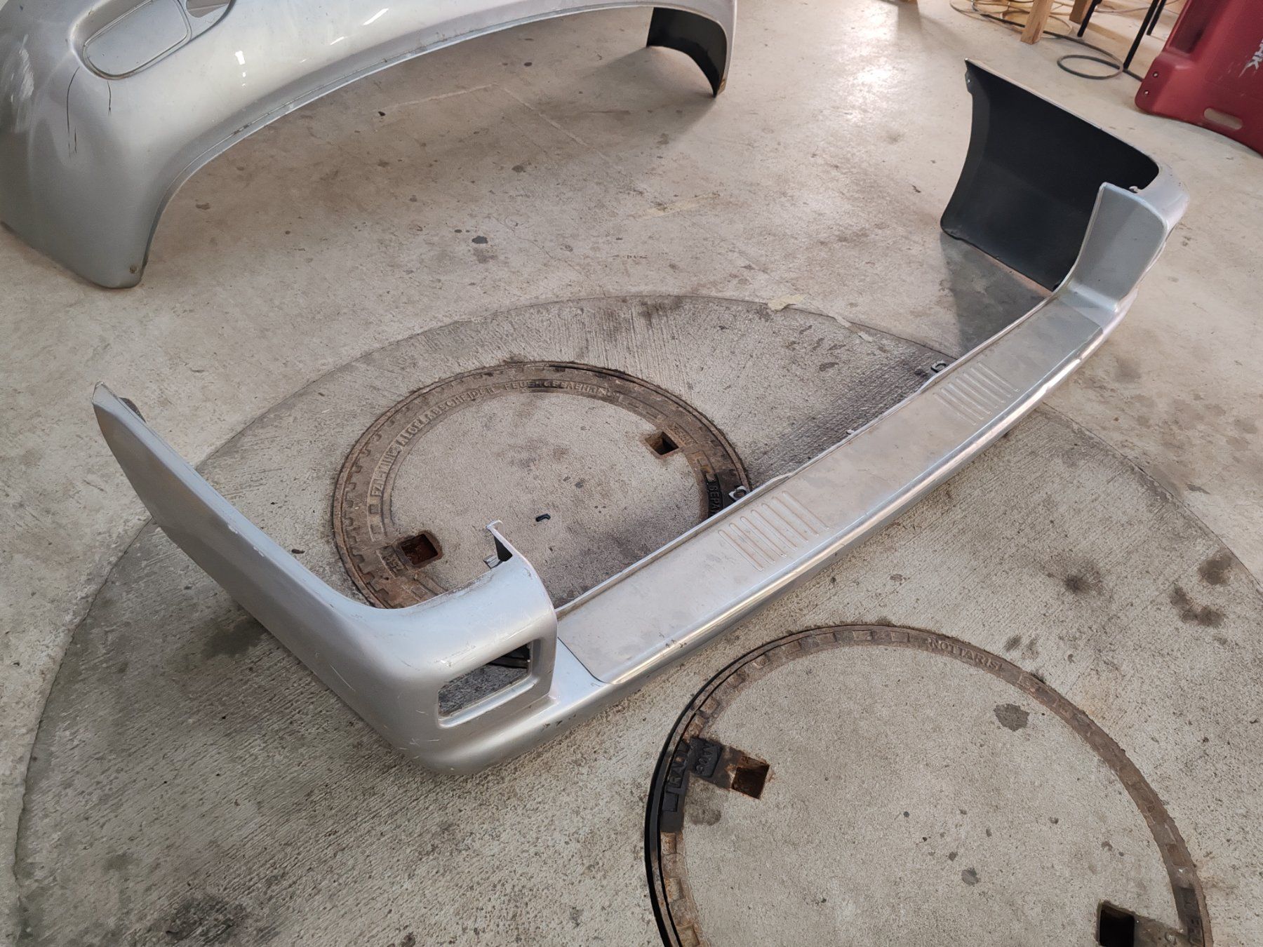 Alle Autoersatzteile: Stossstange T4 hinten reflexsilber – Gebraucht aus Ennenda von ale_xts5
