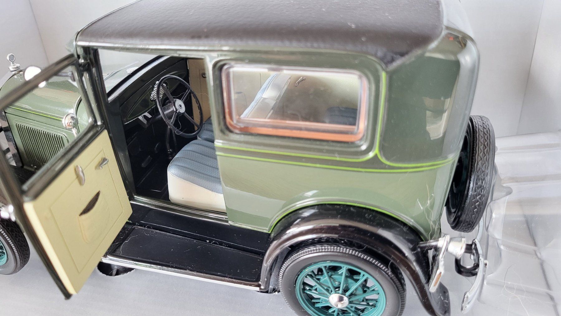 Modellini d'auto: Ford Model A 1931 1:18 Motor City Classics – Usato da Rothrist venduto da Juana5 3