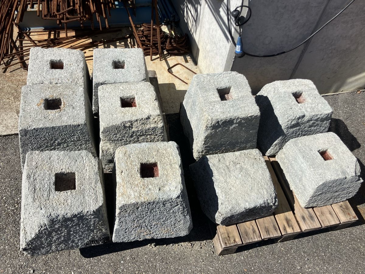 Steine & Dachziegeln: Div Granit Fundamente  – Gebraucht aus Uerkheim von Dealer-4813