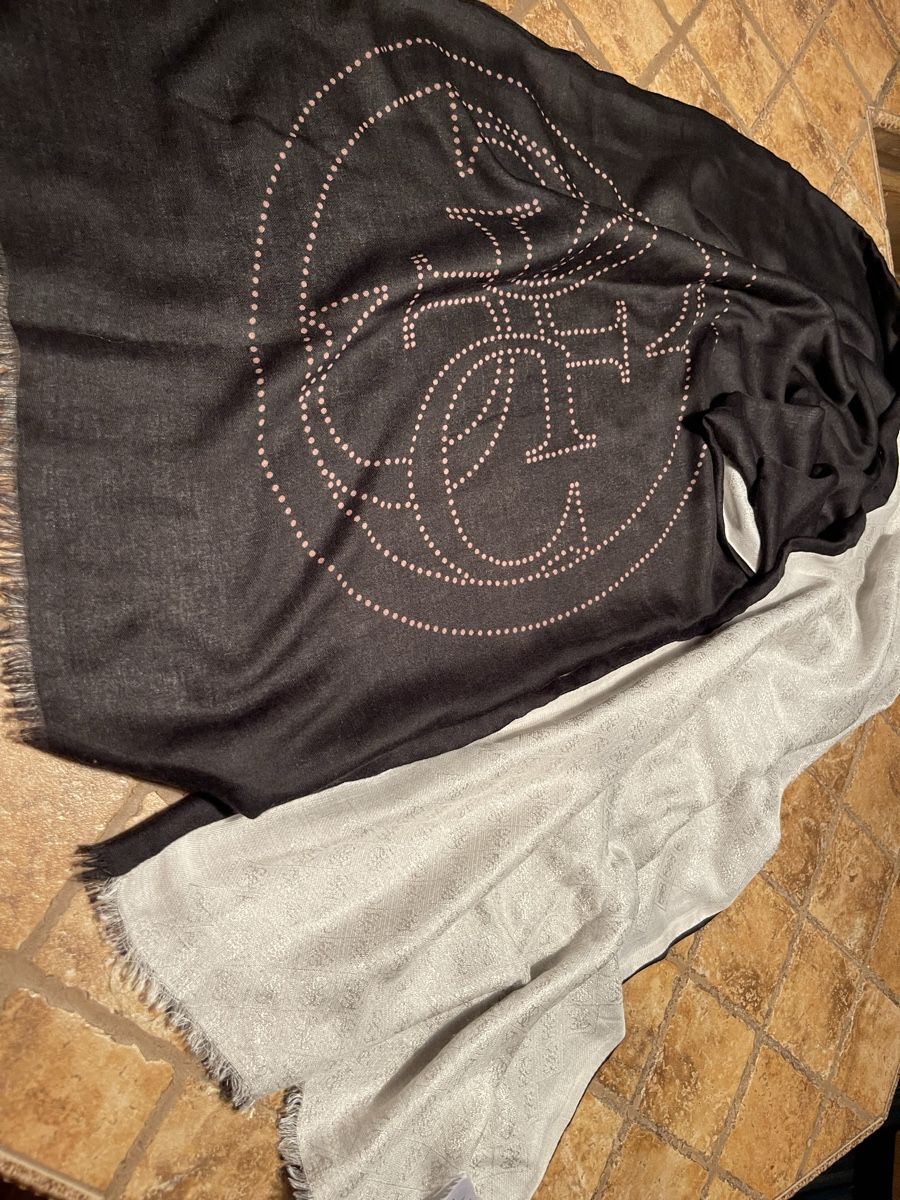 Guess Foulard & Sciarpe: Guess Scialle grande-doppio con logo – Nuovo (secondo la descrizione) da Gordevio venduto da LanaZimm 1
