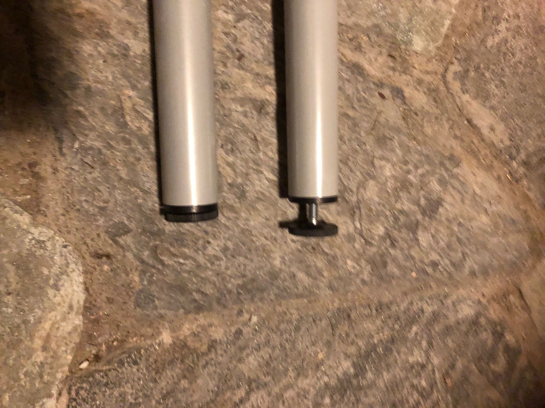 Altri mobili: Pieds de table réglables, gris clair, set de 2 pièces – Usato da Sierre venduto da side8625 1