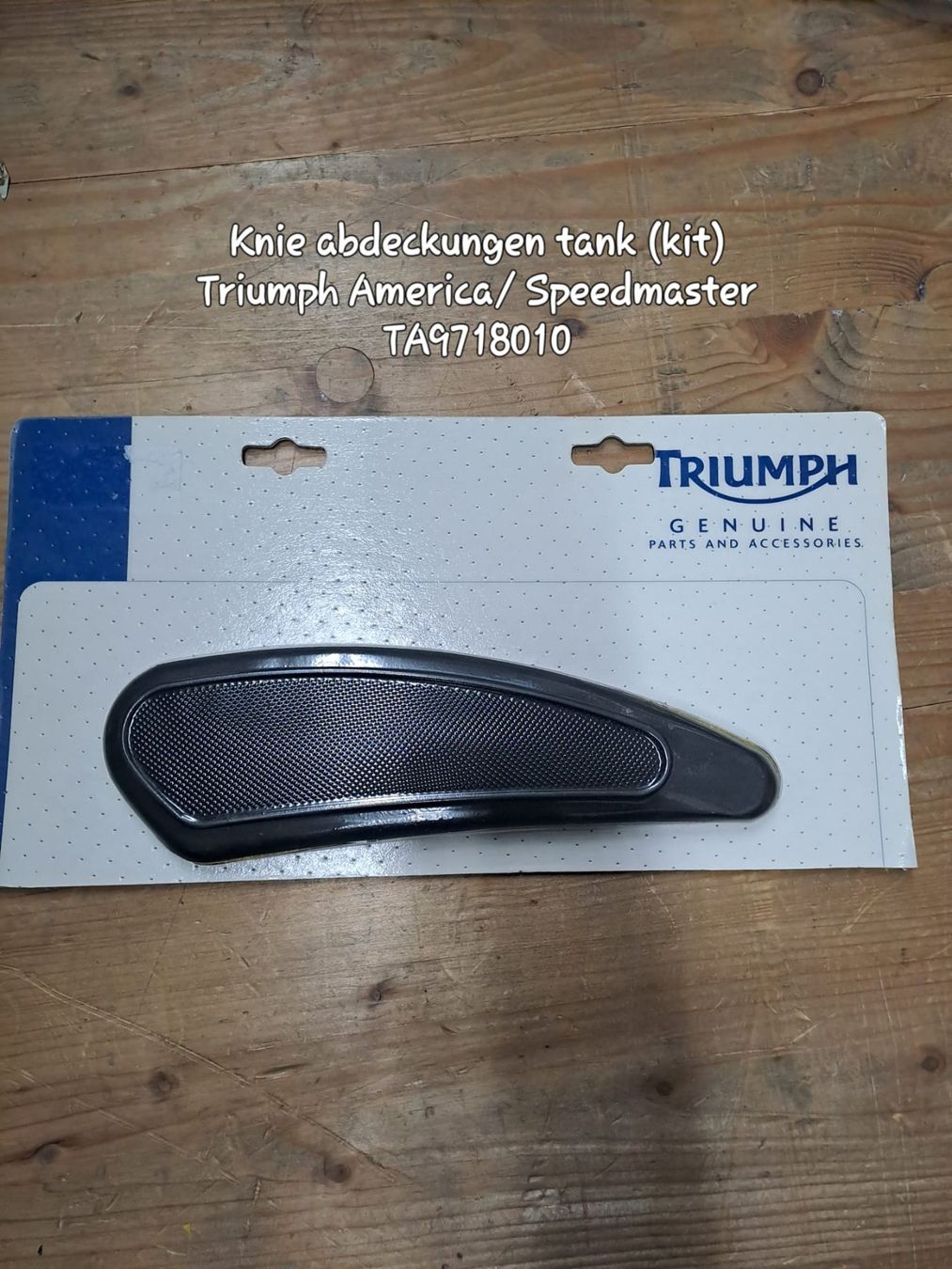 Triumph Tutti i ricambio per moto: Triumph Knie-Abdeckung – Nuovo e nell'imballaggio originale da Alpnach Dorf venduto da HD-Girl