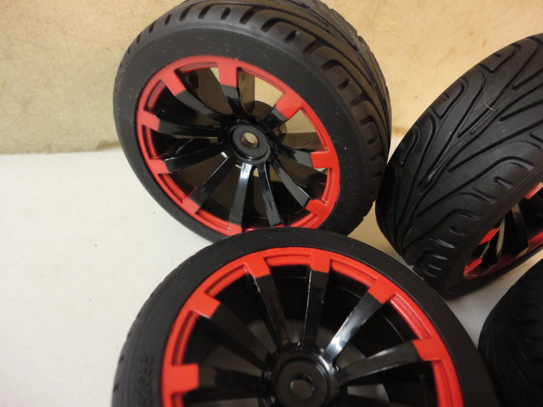 RC Modellbau: Rennreifen 1:10 Neu – Neu und originalverpackt aus Horgen von RcModell 2