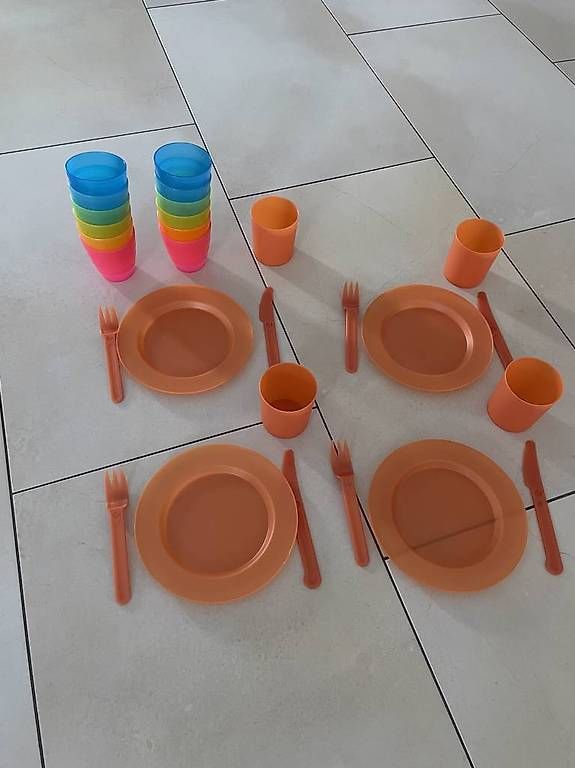Services de table: Vaisselle en plastique – D'occasion à Treyvaux par Jujud