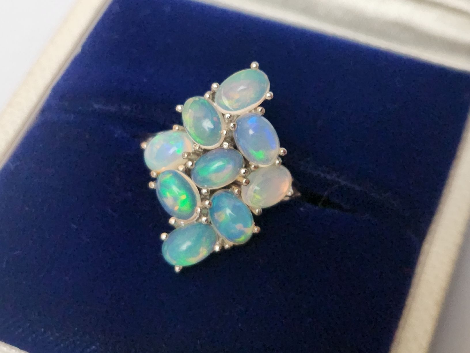 Anelli: Blue flash Opal Ring, 925 Silber, Gr. verstellbar. Neu! – Nuovo (secondo la descrizione) da St. Gallen venduto da GIULESGG 2