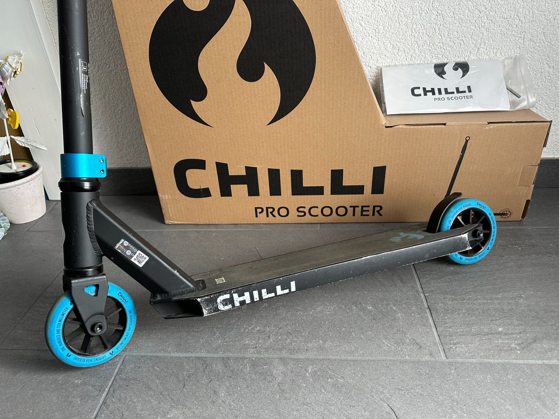 Chilli Kickboard: Chilli Pro Scooter Base Schwarz/Blau – Usato da Boppelsen venduto da KASIBO 3