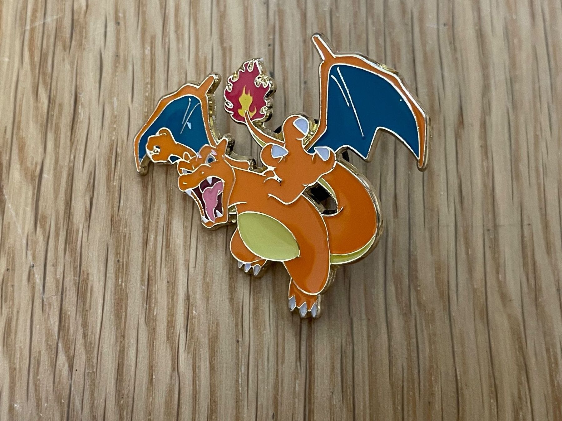 Pokémon Spille & Fermagli: 2 spille pokemon: Charizard e Primarina – Usato da Montagnola venduto da ciain67 1