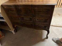 Ancienne commode en bois massif