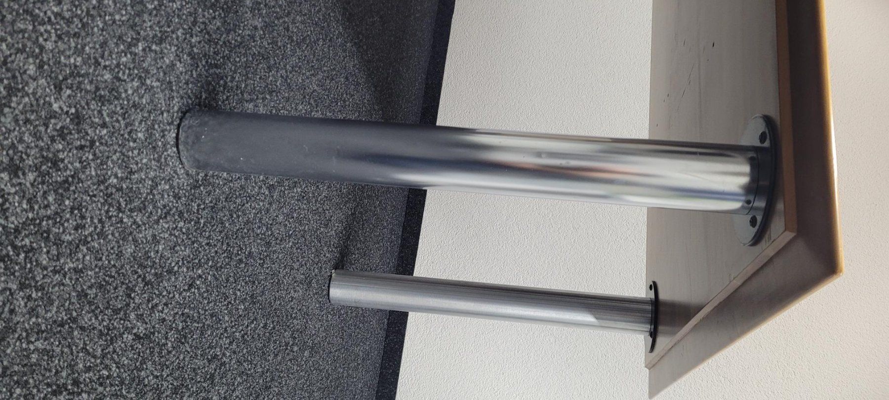 Tavoli: Tisch aus Kirschholz mit robusten Metallbein – Usato da Seon venduto da Meridiano 2